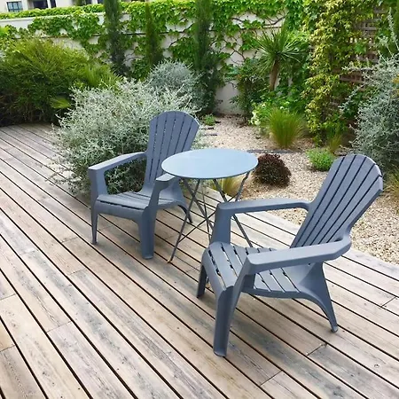With A Terrasse