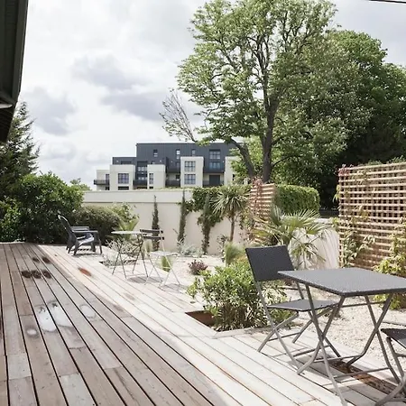 With A Terrasse